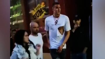 Lío con Porzingis: la cara ensangrentada y la camiseta rota tras una pelea de bar