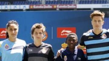 <b>LA 'QUINTA DE LI-NING'. </b>Débora García, Alberto Román, Fode, Ernesto Galán y Álvaro Vázquez presentaron las nuevas equipaciones.