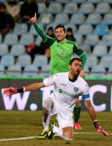 El delantero brasileño del Celta de Vigo Charles Dias celebra el gol marcado al Getafe, durante el partido de la jornada vigésima de la Liga de Primera División.