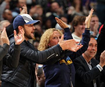 En 2013, el cantante Justin Timberlake se hizo socio minoritario de los Memphis Grizzlies, equipo de la NBA con valor cercano a los 800 millones de dólares. Timberlake tiene un rol fuera de escritorios y el año pasado fue clave para la renovación de Mike Conley. Además, a menudo se le ve apoyando al equipo en los partidos que disputan en casa.