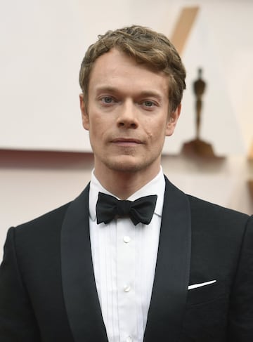 El actor Alfie Allen, con un esmoquin de Zegna. 