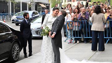 José Luis Martínez-Almeida y Teresa Urquijo sale de la iglesia del Sagrado Corazón y San Francisco de Borja convertidos ya en marido y mujer, a 6 de abril de 2024, en Madrid (España). Tras un año y medio de noviazgo el alcalde de Madrid, de 48 años, y Teresa Urquijo, de 27 años, contraen matrimonio en una mediática boda con 500 invitados. La ceremonia es a las 12 del mediodía en la Iglesia de San Francisco Borja, en pleno barrio de Salamanca. Después, los 500 invitados se reúnen en la finca ‘El canto de la cruz’ propiedad de Teresa de Borbón-Dos Sicilias y Borbón-Parma, abuela materna de Teresa.
BODA;ENLACE;IGLESIA;INVITADOS;ALCALDE;GENTE
José Oliva / Europa Press
06/04/2024