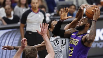 LWS110. San Antonio (United States), 08/12/2018.- Los Angeles Lakers player LeBron James (R) gets a shot blocked by San Antonio Spurs player DeMar DeRozan (C) during the NBA basketball game between the Los Angeles Lakers and the San Antonio Spurs at the AT&T Center in San Antonio, Texas, USA, 07 December 2018. (Baloncesto, Estados Unidos) EFE/EPA/LARRY W. SMITH SHUTTERSTOCK OUT