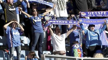 Aficionadas del Getafe animando durante un partido.