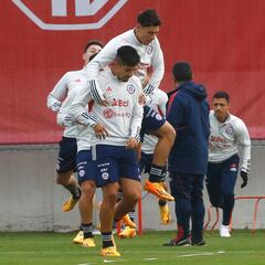 Se formó en Colo Colo, juega en la Roja y ahora podría ir a la U