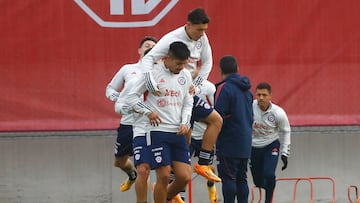 Se formó en Colo Colo, juega en la Roja y ahora podría ir a la U