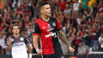 MEX10. GUADALAJARA (MÉXICO), 20/10/2017.- Milton Caraglio (d) de Atlas celebra su anotación contra Tijuana hoy, viernes 20 de octubre de 2017, en un partido de la jornada catorce del Torneo Apertura del fútbol mexicano, en el estadio “Jalisco”, en Guadalajara (México). EFE/Ulises Ruiz Basurto