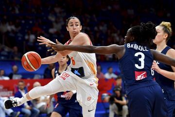 “No hay nada que me haya hecho más feliz que ser madre”. Silvia Domínguez tuvo a su hijo en 2015, solo tres meses antes de disputar el EuroBasket de Budapest, en donde la Selección consiguió la medalla de bronce: “Teníamos ganas de ser madres y decidimos empezar con el proceso. El hecho de no pasar yo por el embarazo lo hizo diferente porque no tuve que parar mi carrera deportiva, pero después sí fui viendo que me afectaba en muchísimas cosas”. La jugadora española ocupa la posición de base y milita en el Perfumerías Avenida. Con la Selección, es internacional desde 2006, cuando solo contaba con 19 años. Se ha proclamado tricampeona de Europa en 2013, 2017 y 2019, subcampeona del mundo en 2014 y subcampeona olímpica en 2016. 