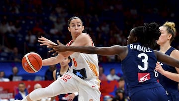 “No hay nada que me haya hecho más feliz que ser madre”. Silvia Domínguez tuvo a su hijo en 2015, solo tres meses antes de disputar el EuroBasket de Budapest, en donde la Selección consiguió la medalla de bronce: “Teníamos ganas de ser madres y decidimos empezar con el proceso. El hecho de no pasar yo por el embarazo lo hizo diferente porque no tuve que parar mi carrera deportiva, pero después sí fui viendo que me afectaba en muchísimas cosas”. La jugadora española ocupa la posición de base y milita en el Perfumerías Avenida. Con la Selección, es internacional desde 2006, cuando solo contaba con 19 años. Se ha proclamado tricampeona de Europa en 2013, 2017 y 2019, subcampeona del mundo en 2014 y subcampeona olímpica en 2016.