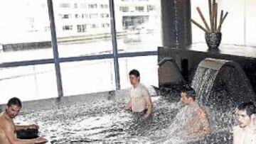 <b>RELAX. </b>Tete, Pachón, Piti, Jonathan Álvarez y Mauri, ayer en la sesión de hidroterapia.