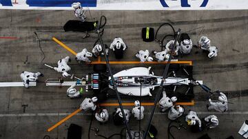 El equipo Williams realiza una parada en boxes durante el GP Austria.