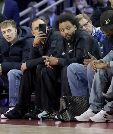El exjugador brasileño del Real Madrid, Marcelo, viendo el partido en el O2 Arena. 