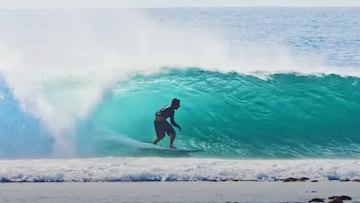 Kai Gale Grani surfeando en Indonesia