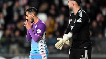 Partido entre el Burgos CF y el Real Valladolid celebrado en el estadio ‘El Plantío’.
Anuar del Valladolid se lamenta tras una ocasión fallada
Ricardo Ordóñez
13-1-2024