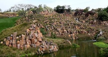 El DLF posee un paisaje dramático realzado por la iluminación ambiental. Se encuentra ubicado en el sector 42 de la ciudad india de Gurgaon. El campo de golf incluye 18 hoyos diseñado por Gary Player y el original de 9 hoyos diseñado por Arnold Palmer.