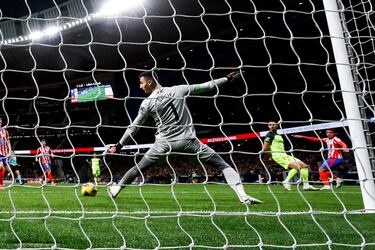 El jugador del Atlético de Madrid, Samu Lino, marca el 1-0 al Mallorca.