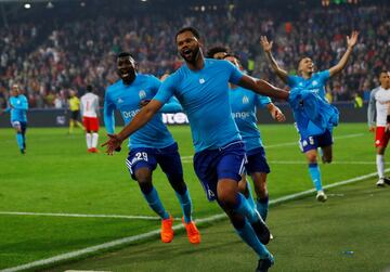 El jugador del Olympique de Marsella, Rolando celebra entusiasmado el gol que clasifica a su equipo a la final de UEFA Europa League.