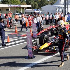 Verstappen corre sin rival