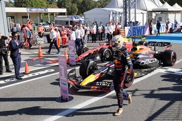 El piloto holandés de Red Bull Racing, Max Verstappen, celebra después de ganar el Gran Premio de Fórmula Uno.