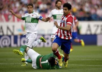 Elche's goalkeeper Manu Herrera (L) vies with Atletico Madrid's Brazilian-born forward Diego da Silva Costa during the Spanish league football match Club Atletico de Madrid vs Elche CF at the Vicente Calderon stadium in Madrid on April 18, 2014.   AFP PHOTO/ DANI POZO