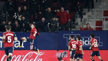 PAMPLONA (ESPAÑA), 14/01/2023.- El centrocampista del CA Osasuna, Aimar Oroz (2i) celebra con sus compañeros el gol de su equipo, durante el partido que enfrenta al CA Osasuna y al RCD Mallorca, y que se disputa este sábado en el estadio El Sadar de Pamplona, (Navarra). EFE/ Jesus Diges