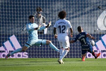 Real Madrid 3-1 Huesca | Ferreriro recort¨® distancias. Recibi¨® en el segundo palo un buen centro de Rafa Mir desde la izquierda y remat¨® a bocajarro totalmente solo para batir a Courtois.