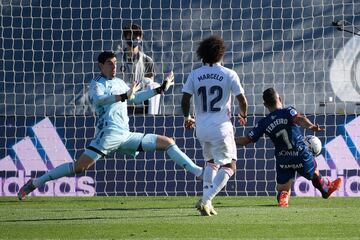 Real Madrid 3-1 Huesca | Ferreriro recortó distancias. Recibió en el segundo palo un buen centro de Rafa Mir desde la izquierda y remató a bocajarro totalmente solo para batir a Courtois.