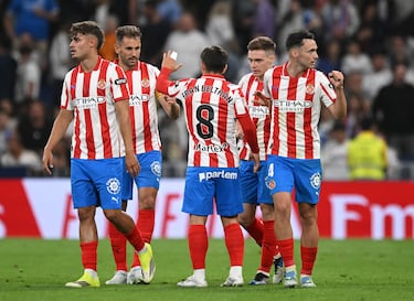 La equipación del Girona está inspirada en la temporada 1991/1992, una etapa en la que el club competía en Segunda División B, lejos del foco mediático pero profundamente arraigado a su identidad local.