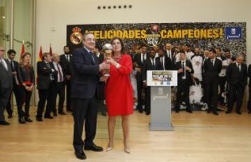 El nuevo Campeón visitó el Ayuntamiento y la sede de la Comunidad de Madrid para ofrecer la Copa del Rey a todos los aficionados. Florentino Pérez y Ana Botella. 