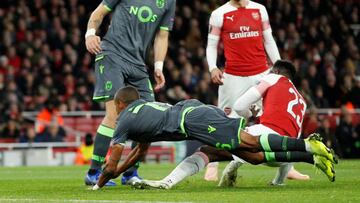 El momento en el que Welbeck sufre la lesión.