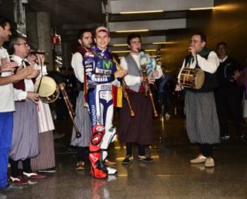 Jorge Lorenzo es recibido con música a su llegada al aeropuerto de Palma de Mallorca.