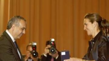 <b>BALONCESTO. </b>La Infanta Elena entrega a Sáez su medalla de oro.