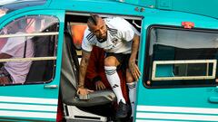 Al estilo 'Rey Arturo'. Así fue presentado Vidal en su presentación como nuevo jugador del Colo-Colo en el Estadio Monumental lleno.