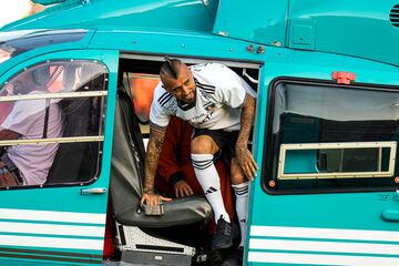 Al estilo 'Rey Arturo'. As赤 fue presentado Vidal en su presentaci車n como nuevo jugador del Colo-Colo en el Estadio Monumental lleno. Lleg車 en helic車ptero al estadio situado en Santiago de Chile para despu谷s para despu谷s cabalgar con un atuendo de rey.