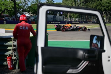 Un bombero observa el Red Bull Racing de Max Verstappen  durante la clasificación del sábado. 