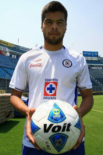 Debutó con Cruz Azul el 19 de septiembre de 2010.