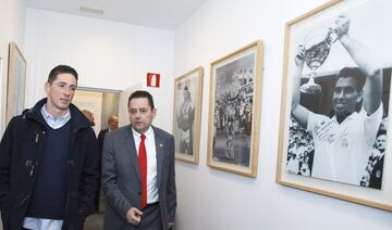 Torres charla con Tomás Roncero a su llegada. 