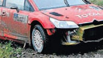 <b>INESTABLE. </b>El Citroën de Sordo perdió la parte delantera.