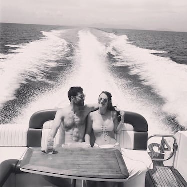 Xabi Alonso junto a su pareja sentimental, Nagore Aranburu, en una lancha en verano.