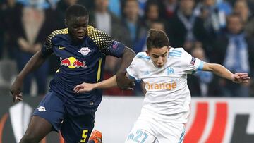 MAR11. MARSELLA (FRANCIA), 12/04/2018.- Dayot Upamecano (i) de Leipzig disputa el balón con Maxime López (d) de Olympique Marsella hoy, jueves 12 de abril de 2018, durante un partido de cuartos de final de la Liga Europa Olympique Marsella y