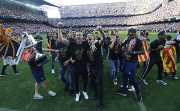 Valencia streets packed as fans celebrate with Copa del Rey winning team