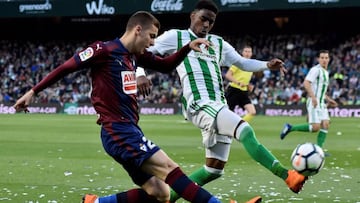 Alejo, con Junior durante el Betis-Eibar.