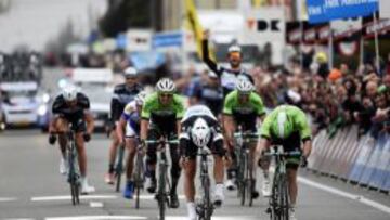 El belgaTom Boonen (centro), del Omega Pharma-Quick Step vence al spirnt en la 66 edici&oacute;n de la Kuurne-Brussels-Kuurne. 