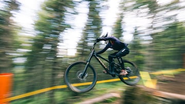 Ciclista en el Campeonato de España de MTB DH en La Molina 2025.