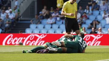 GRA248. VIGO (PONTEVEDRA), 23/04/2017.- Los jugadores del Betis celebran el gol marcado por su compañero Darko Brasanac ante el Celta de Vigo durante el partido correspondiente a la trigésimo tercera jornada de LaLiga Santander disputado hoy en el estadio de Balaídos. EFE/Salvador Sas