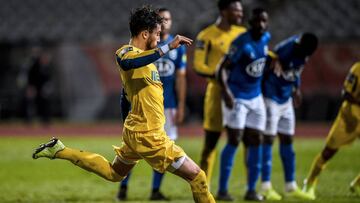 Alex Telles lanza un penalti.