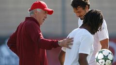 Ancelotti da instrucciones a Renato en un entrenamiento de hace un a&ntilde;o.