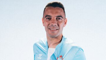 Iago Aspas posa con la nueva camiseta de Hummel.