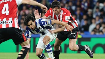Take Kubo pelea por un balón ante Vivian en el derbi de la pasada temporada en Anoeta.