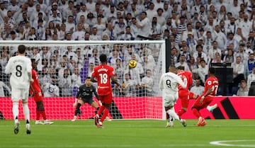 El futbolista del Real Madrid, Kylian Mbappé, marca el 1-0 al Sevilla. 